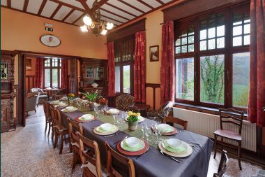 Spacious holiday home for 14 people with 5 bedrooms, 4 bathrooms and large private garden in Hamoir, Ardennes