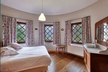 Spacious holiday home for 14 people with 5 bedrooms, 4 bathrooms and large private garden in Hamoir, Ardennes