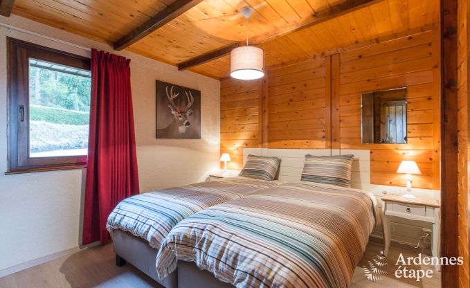 Pleasant chalet for six people with stunning views in Wibrin