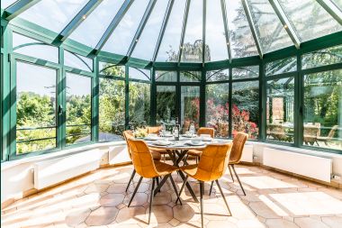 Luxury villa in the heart of Houffalize: holiday home for 24 people with sauna, jacuzzi and game room in the Ardennes