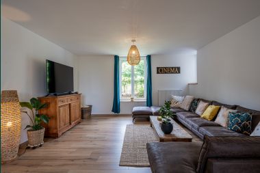 Spacious holiday home for 12 people with 4 bedrooms, 3 bathrooms, jacuzzi, playroom and garden