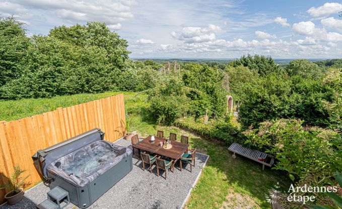 Spacious holiday home for 12 people with 4 bedrooms, 3 bathrooms, jacuzzi, playroom and garden