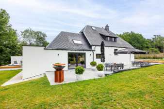 Luxury villa for 12/14 people in Jalhay in the Ardennes.