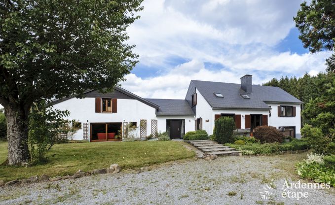 A quiet cottage for nine people set on the edge of the woods near La Roche