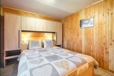 Peace and quiet assured in this charming chalet for 4 people with hot tub in the natural surroundings of Libin