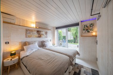 Romantic stay in Lierneux in the Ardennes: Charming holiday home with large jacuzzi, sauna and swimming pool for couples.