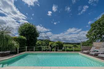Romantic holiday home for 2 in Lierneux, Ardennes: large jacuzzi, sauna, swimming pool, and proximity to Stavelot and Stoumont.
