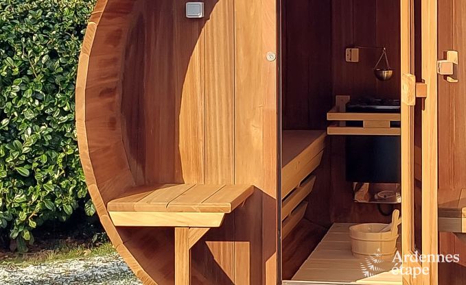 Romantic stay in Lierneux in the Ardennes: Charming holiday home with large jacuzzi, sauna and swimming pool for couples.