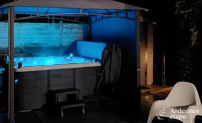 Romantic stay in Lierneux in the Ardennes: Charming holiday home with large jacuzzi, sauna and swimming pool for couples.