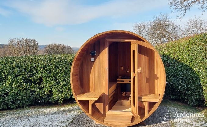 Romantic stay in Lierneux in the Ardennes: Charming holiday home with large jacuzzi, sauna and swimming pool for couples.