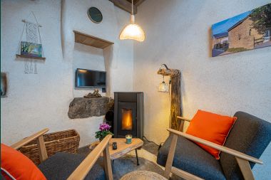 Original and cozy holiday home for 2 people in Manhay with private terrace and wood pellet stove