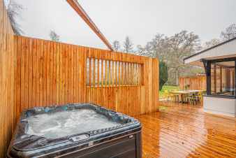 Open fire and hot tub in this holiday home for 6-8 people in Manhay