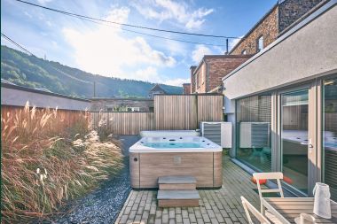 Holiday home with jacuzzi in Marchin, Ardennes