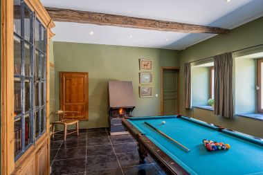 Spacious holiday home in Maredsous for 18 people with 6 bedrooms, 5 bathrooms, pizza oven and large private garden near Dinant and Mettet