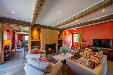 Spacious holiday home in Maredsous for 18 people with 6 bedrooms, 5 bathrooms, pizza oven and large private garden near Dinant and Mettet