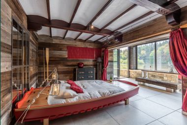 Romantic chalet on the water for 2 persons in Momignies