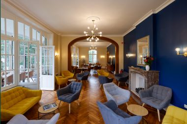 Spacious villa by the water in Namur for 25 people with 8 bedrooms and bathrooms, private garden and professionally equipped kitchen