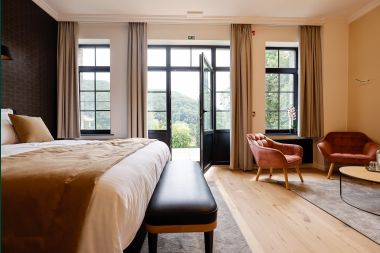 Spacious villa by the water in Namur for 25 people with 8 bedrooms and bathrooms, private garden and professionally equipped kitchen