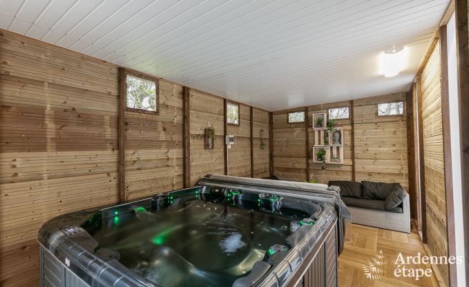 Beautiful holiday home with a sauna and hot tub for 15 guests in Ovifat