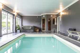 4.5-star holiday home with swimming pool and jacuzzi to rent in Paliseul
