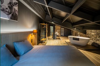 Modern villa in Rochehaut: spacious accommodation for 12 people with private garden and hot tub