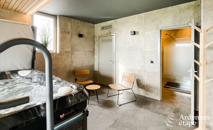 Spacious and comfortable holiday home for 16 people in Rochehaut, Ardennes.