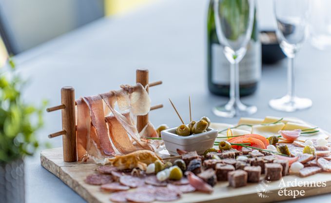 Modern villa in Rochehaut: spacious accommodation for 12 people with private garden and hot tub