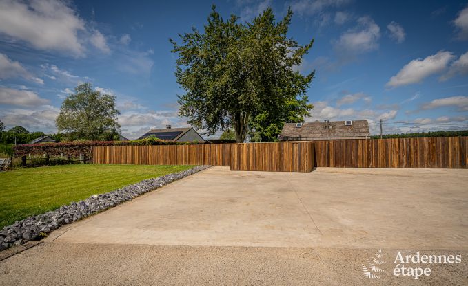 Modern villa in Rochehaut: spacious accommodation for 12 people with private garden and hot tub