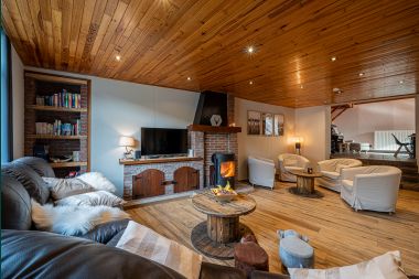 Dog-friendly holiday home with jacuzzi and wood barbecue for 9 people in Saint-Hubert, Ardennes.