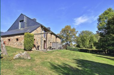 Holiday home in Sainte-Ode: relaxation by the water for 6 people in the Belgian Ardennes