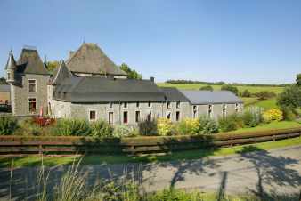 Sublime holiday house for 10/12 persons in a castle-farm in Sainte-Ode