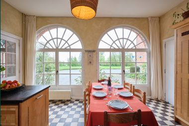 Charming holiday accommodation in the annex of a castle in Sars-la-Bruyère, Ardennes