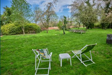 Charming holiday accommodation in the annex of a castle in Sars-la-Bruyère, Ardennes