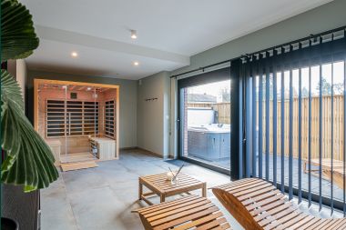 Luxury holiday home in the Ardennes: High-end stay for 10 people with swimming pool, jacuzzi, and proximity to Spa and Francorchamps.