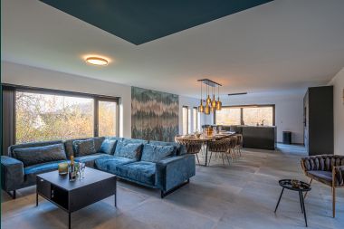 Luxury holiday home in the Ardennes: High-end stay for 10 people with swimming pool, jacuzzi, and proximity to Spa and Francorchamps.