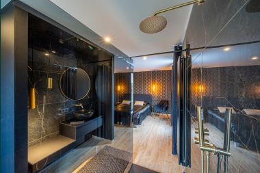 Luxury holiday home in the Ardennes: High-end stay for 10 people with swimming pool, jacuzzi, and proximity to Spa and Francorchamps.