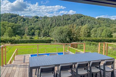 Luxury holiday home in the Ardennes: High-end stay for 10 people with swimming pool, jacuzzi, and proximity to Spa and Francorchamps.