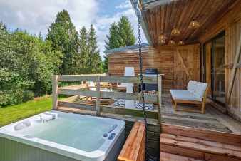 Chalet for 2 people in Stoumont with jacuzzi, private garden and wood stove