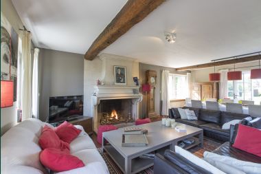 Spacious holiday home for 9 people in Tinlot with 4 bedrooms and bathrooms, swimming pool, private garden and play facilities