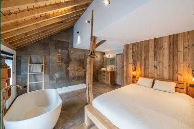 Holiday home for 3 couples in Vencimont with 3 bedrooms and 3 bathrooms, bar and private garden