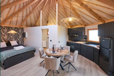 Romantic yurt in Vielsalm: comfortable stay with private garden, terrace, and secure bicycle storage