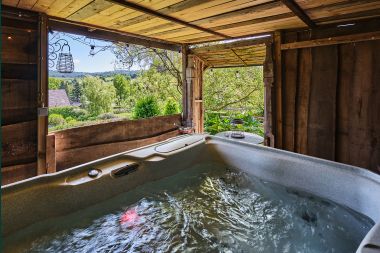 Romantic tiny house for 2 people with private jacuzzi, wood pellet stove and garden in Vielsalm, Ardennes