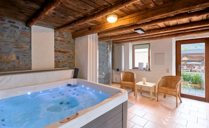 cozy holiday home with 5 bedrooms, jacuzzi, sauna and private garden in Vielsalm Ardennes