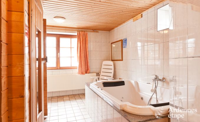 Lovely chalet with sauna, bubble bath and a superb garden n Xhoffraix, in Ardenne