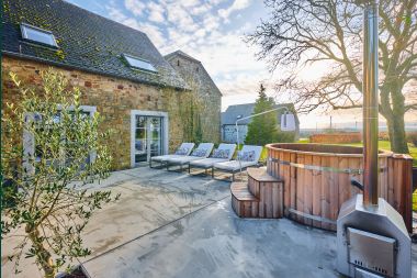 Charming village house for 10 people in Yvoir: hot tub, fireplace, large private garden